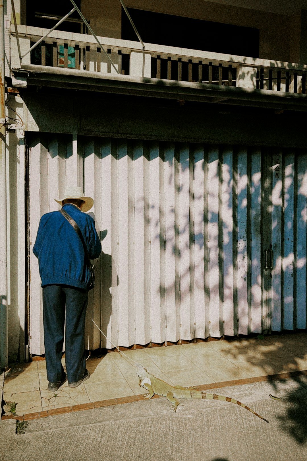 Documentary photographer taking a portrait of an elderly Chilean man in a doorway